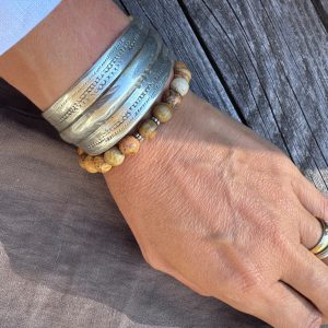 Armband av halvädelstenar – Bildjaspis