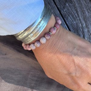 Armband av halvädelstenar – Maifan, rosamelerad