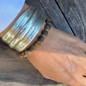 Armband av halvädelstenar – Tigeröga